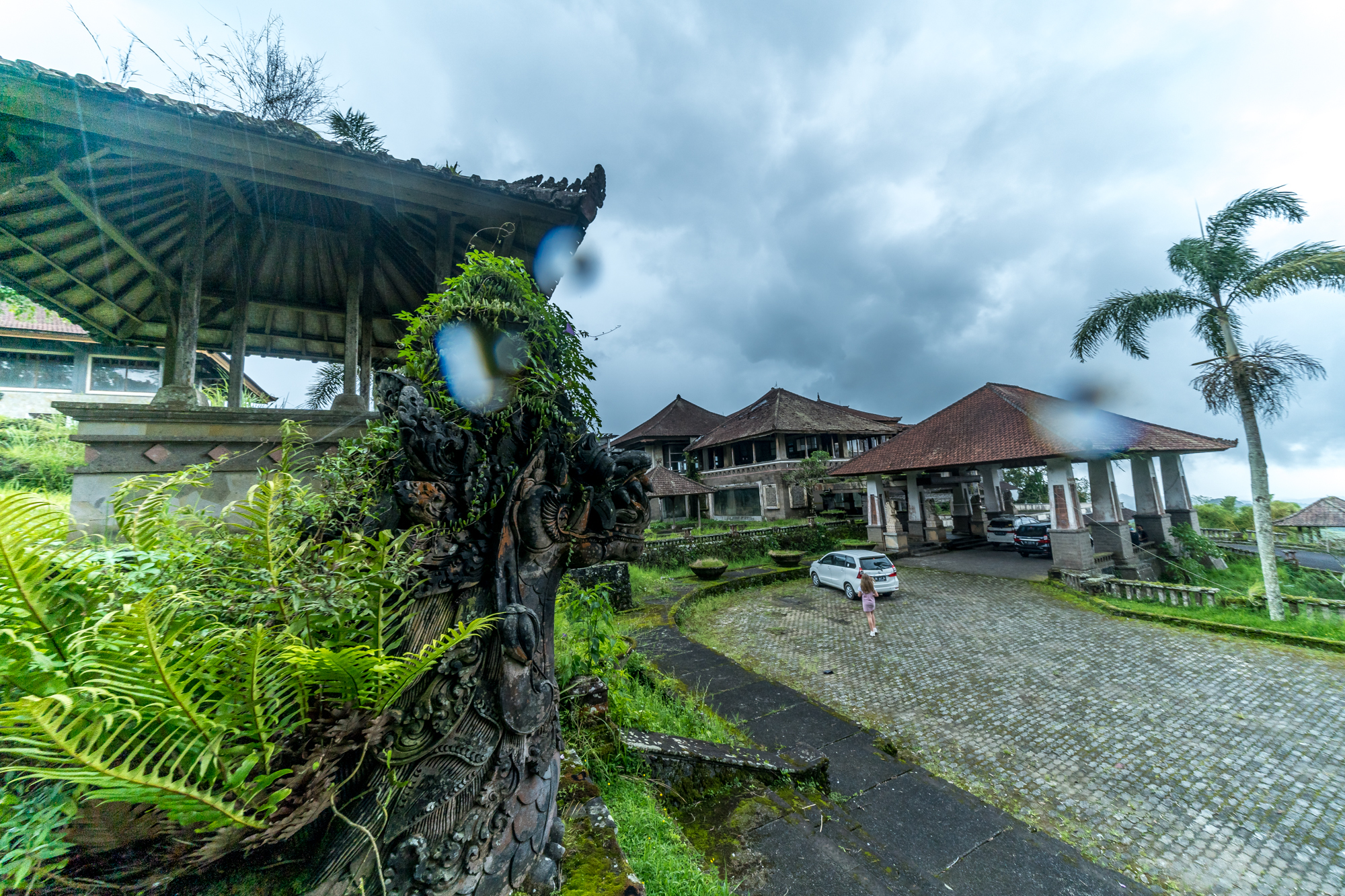 Новая асса или дачники на бали. Заброшенный отель на Бали. Заброшенный отель Мундук Бали. Заброшенный отель Бали Паттайя. Заброшенный отель на Бали история.