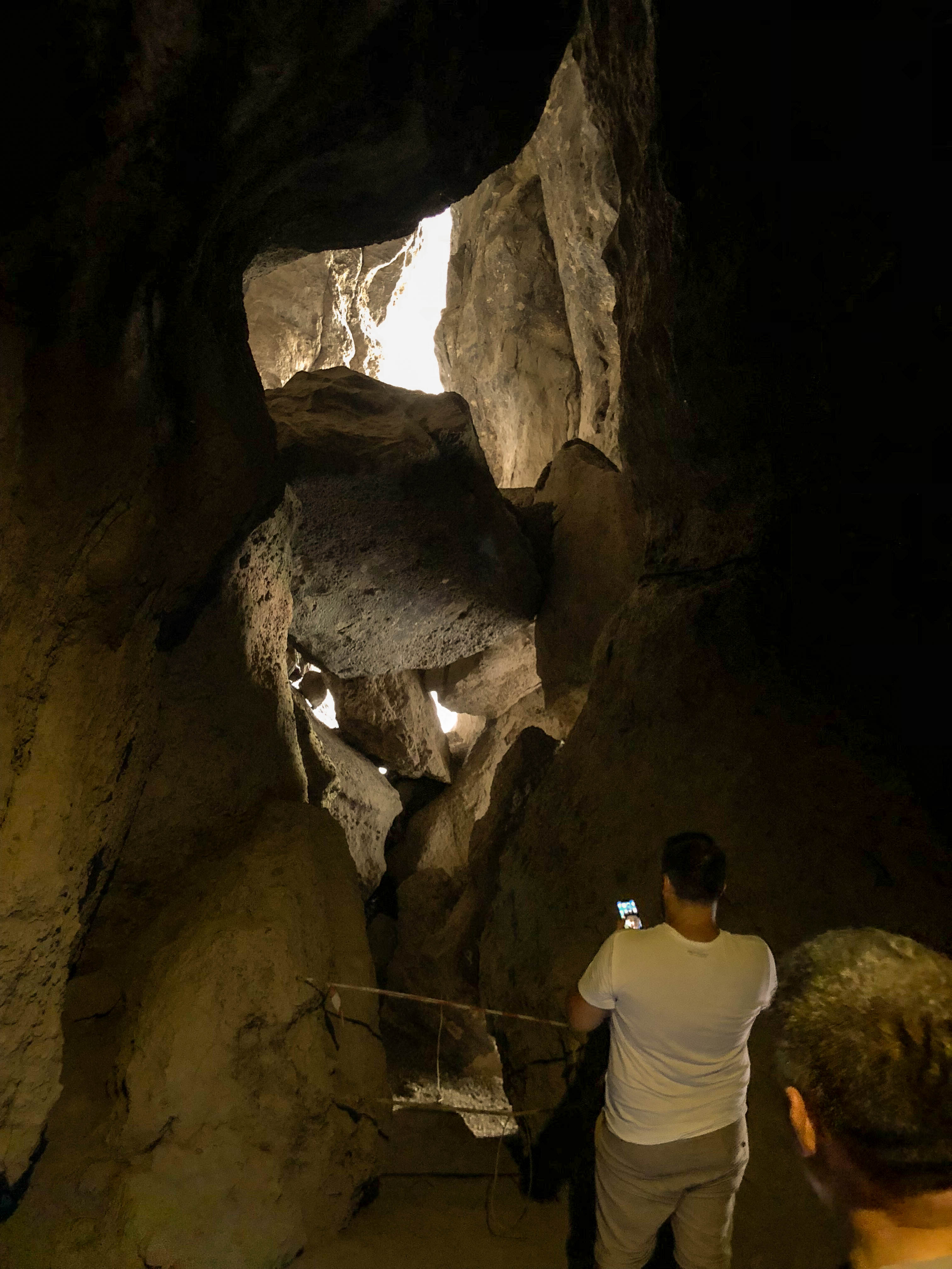 Самая древняя обувь в мире и настоящая пещера, где люди жили 5500 лет назад