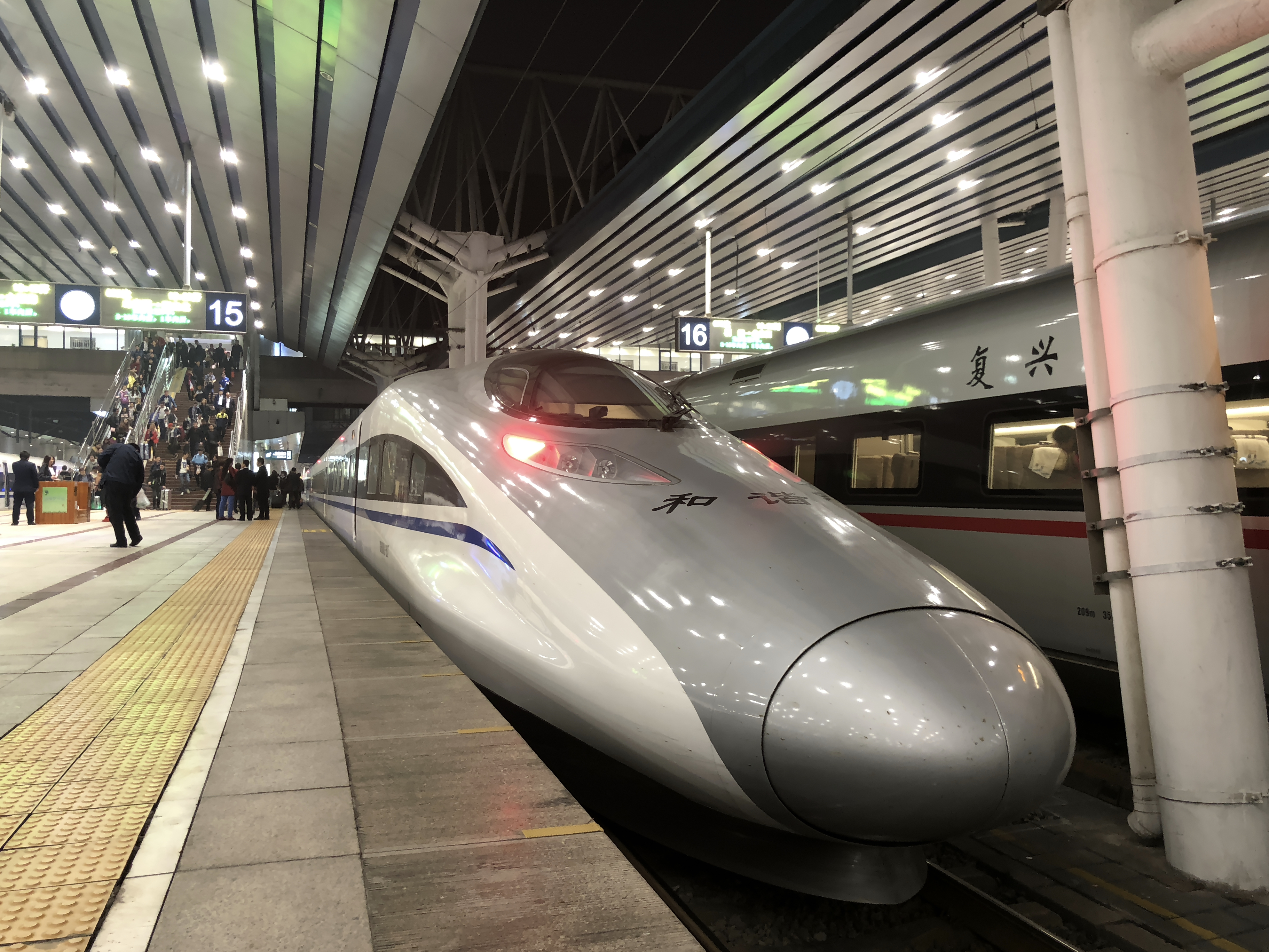 Скоростной поезд Пекин - Сиань, преодолевающий расстояние в 1200 км всего з...