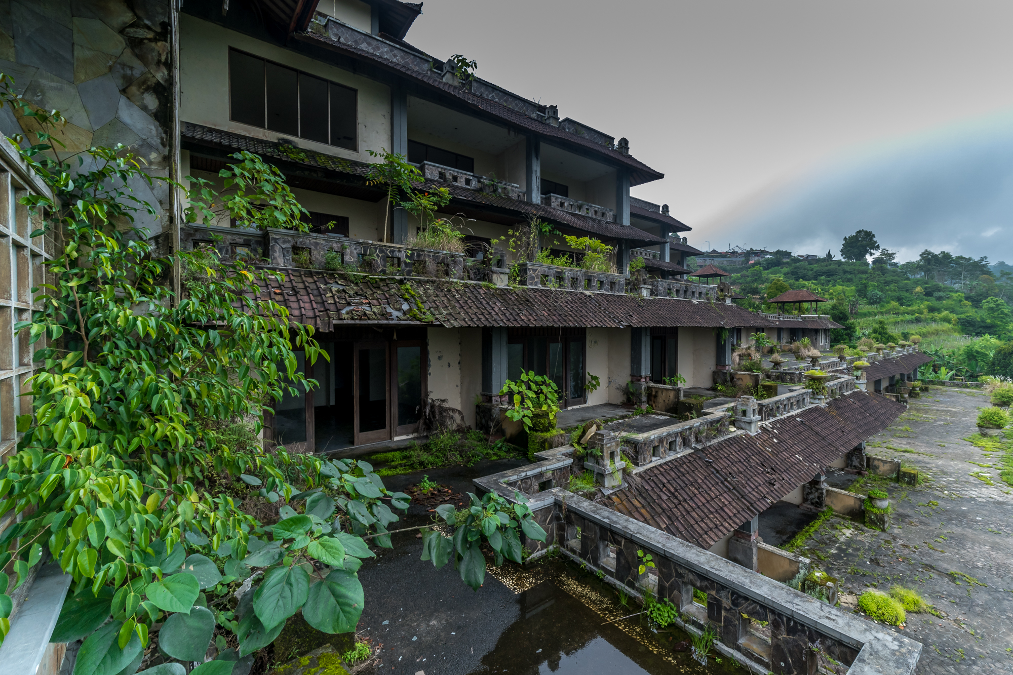 Посещение отеля-призрака на острове Бали