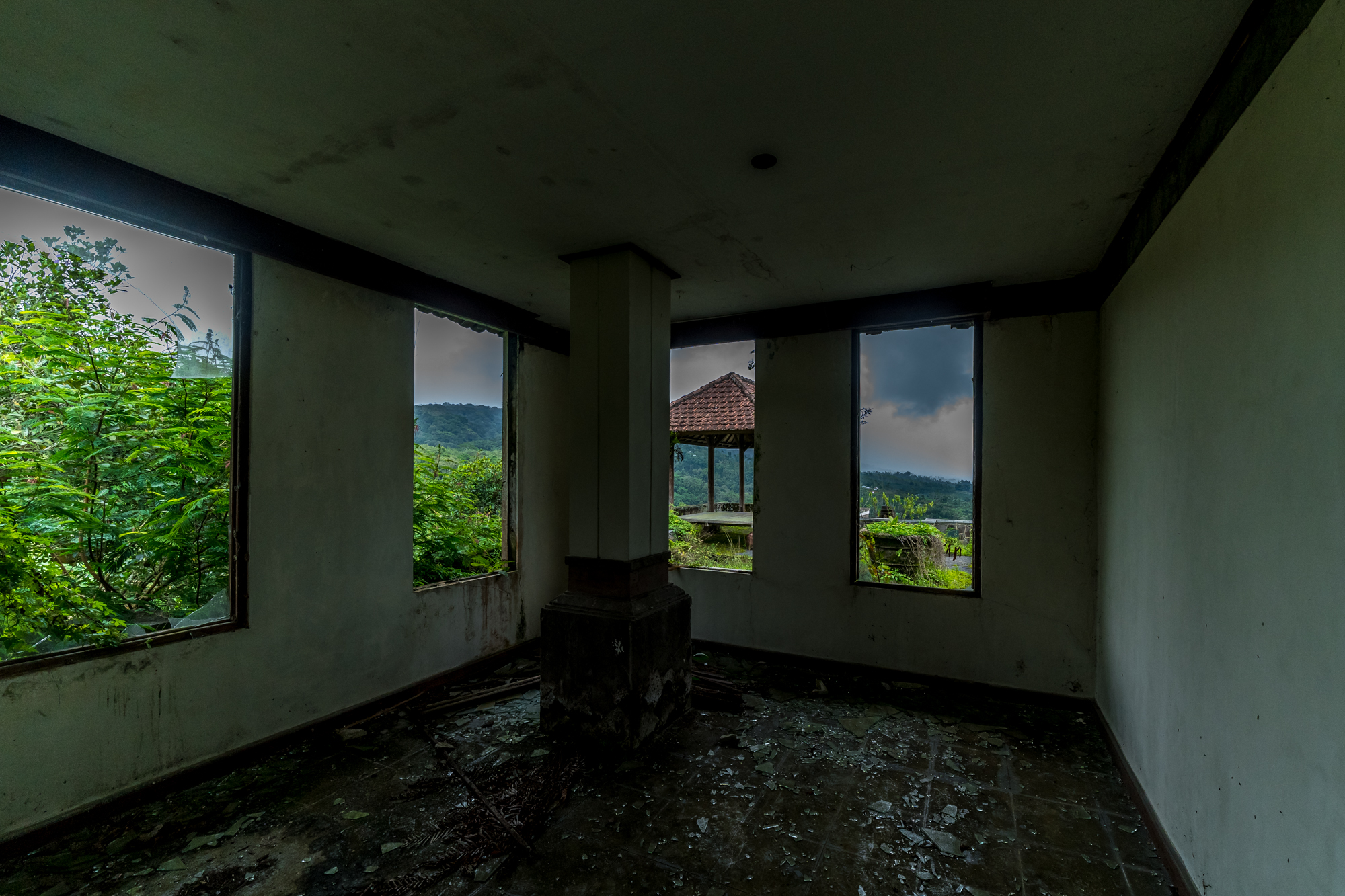 Посещение отеля-призрака на острове Бали