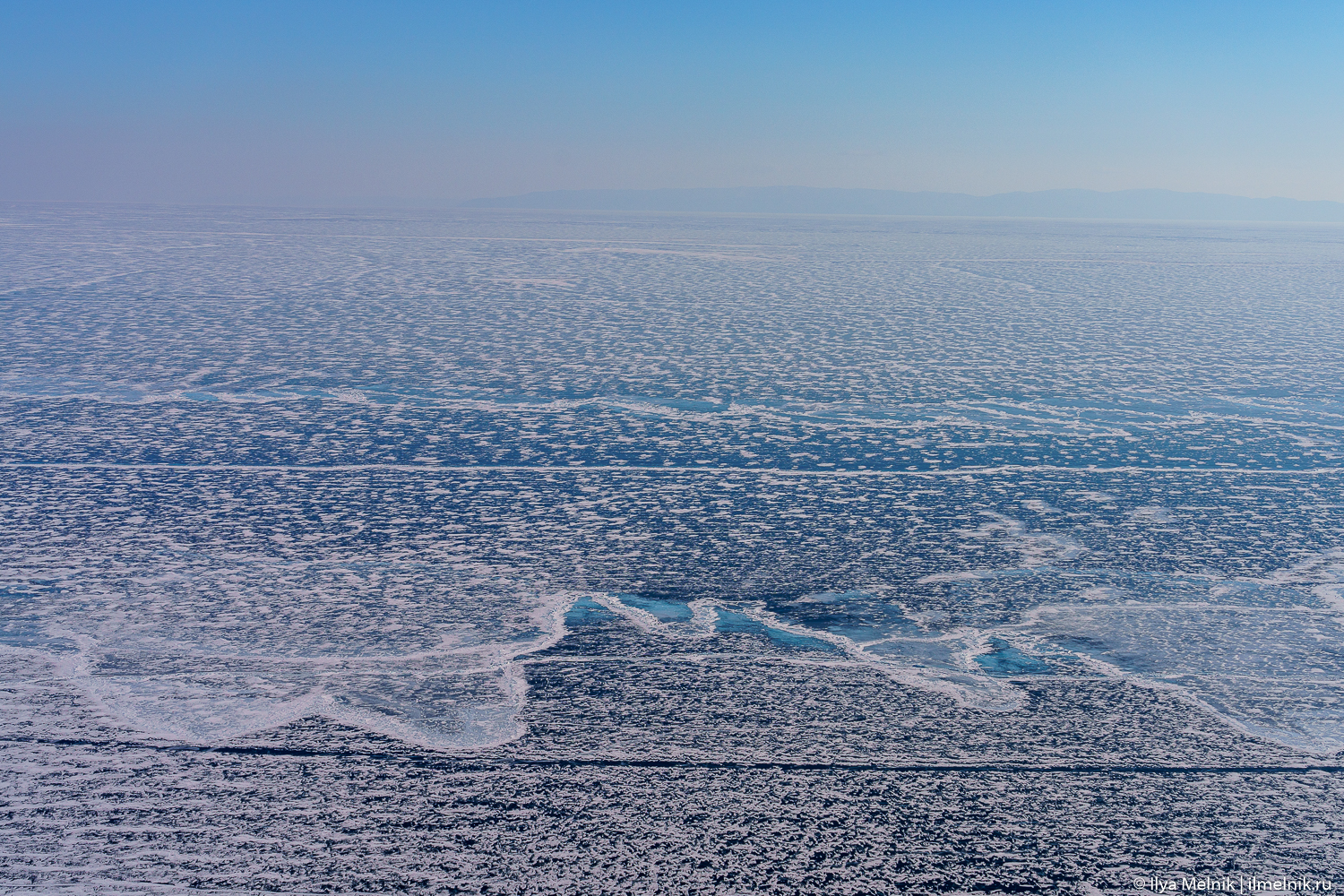 Прозрачный лед зимнего Байкала
