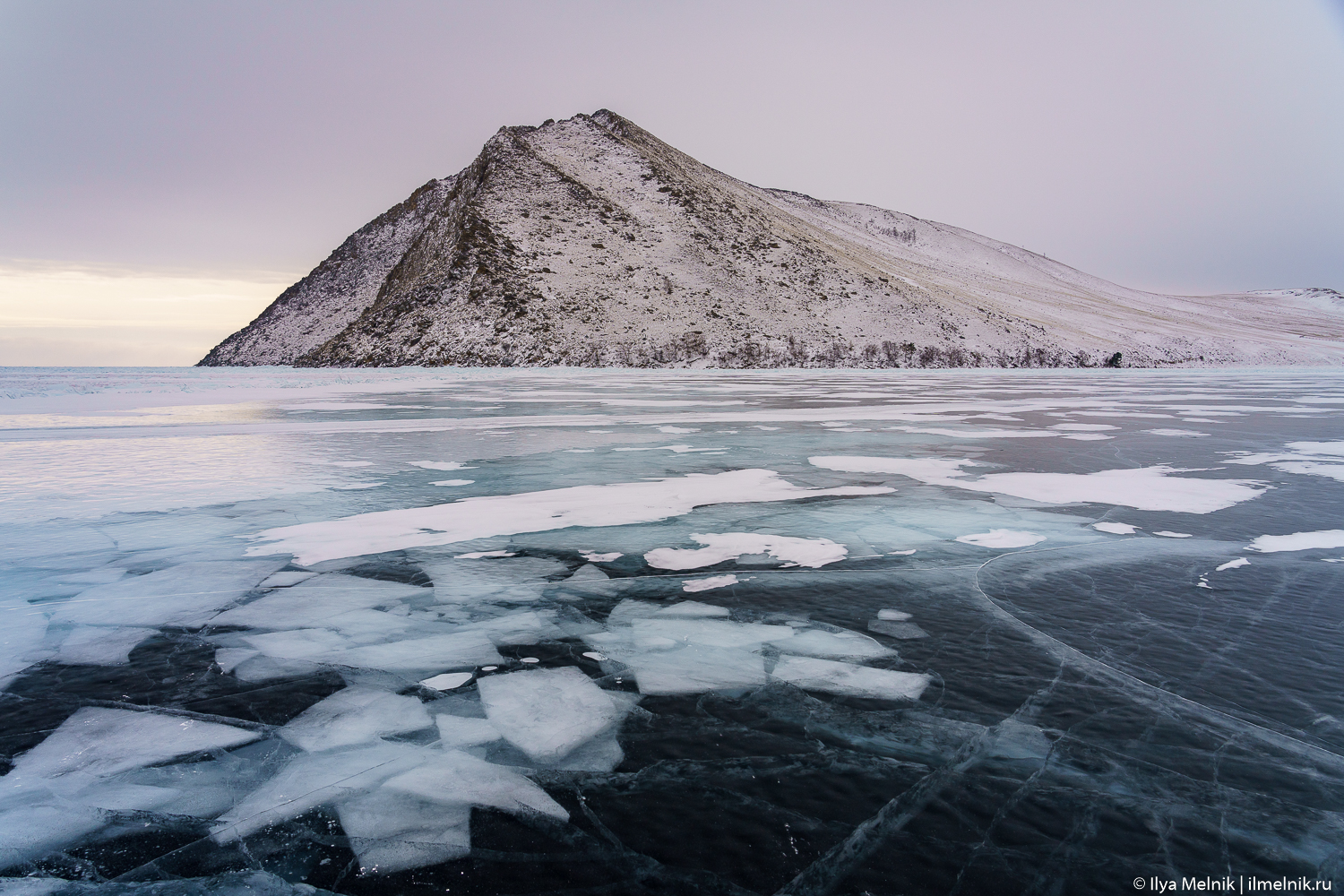 Прозрачный лед зимнего Байкала